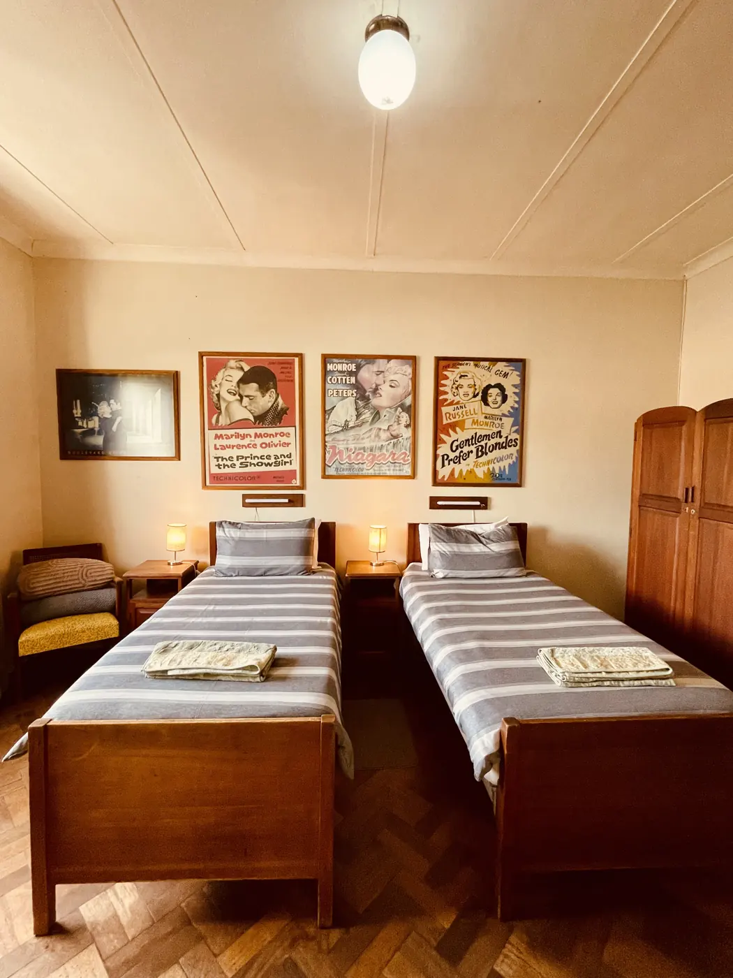 Vintage twin room with two single beds and ensuite bathroom at Hotel De Rust, De Rust, Klein Karoo